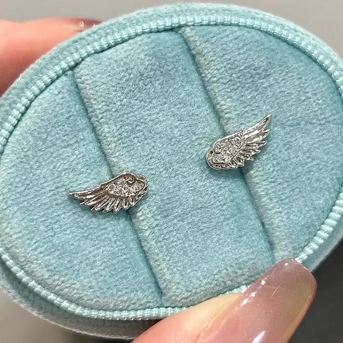 Boucles d'oreilles en alliage de zinc doré style mode avec croix et ailes d'ange pour femmes occasions spéciales élégantes à offrir