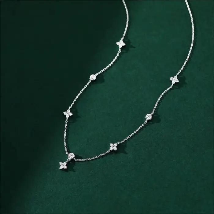 ANENJERY incrusté Zircon quatre feuilles fleur chaîne collier pour les femmes nouvelle Niche lumière de luxe mode chaude colliers ras du cou accessoires