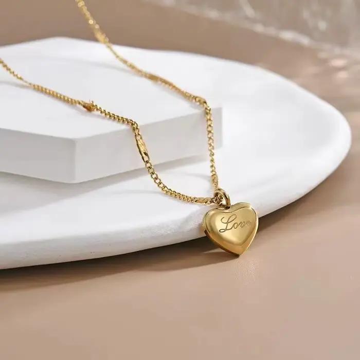 Collier couleur or, 1 pièce