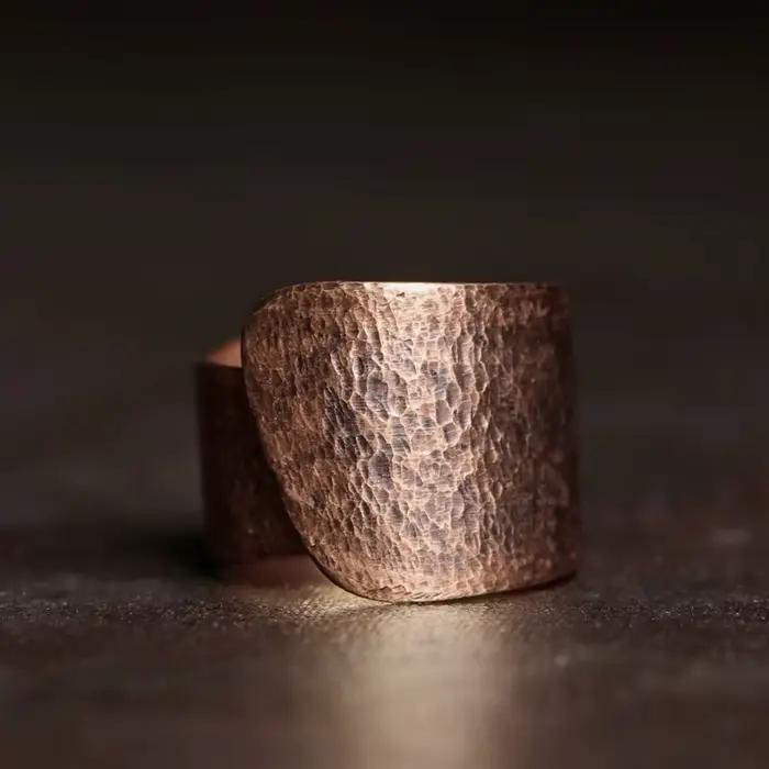 Bague en cuivre massif martelé fabriqué à la main