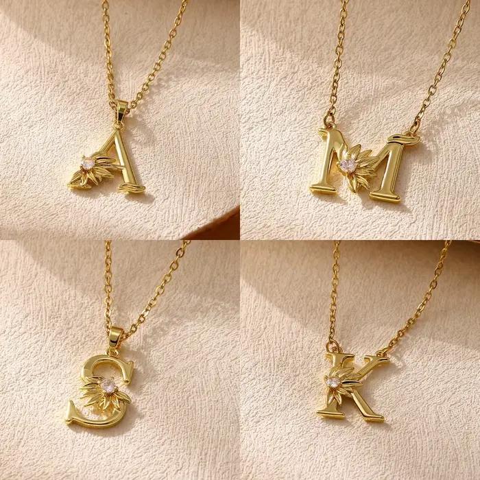 Collier initial en or fin avec pendentif fleur de marguerite