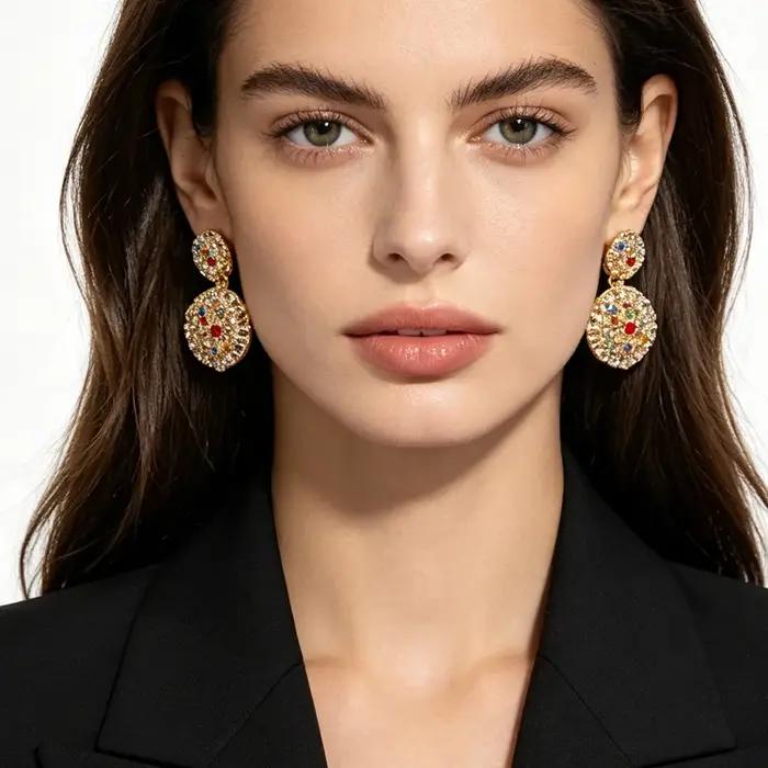 Boucles d'oreilles à plusieurs niveaux en or martelé avec accents de strass multicolores, bijoux statement pour femmes occasions spéciales mariage soirées formelles