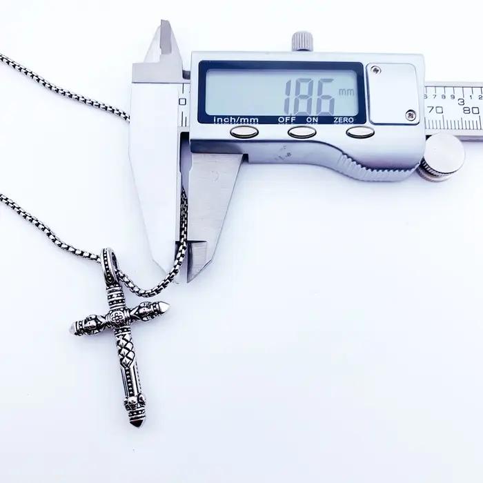 Collier à maillons noirs croisés