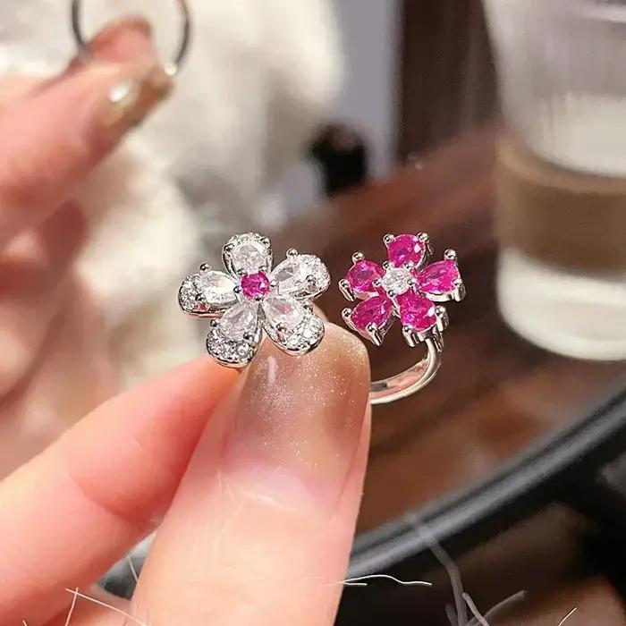 Bague ouverte florale tendance pour femme - Bijou fleur rose incrusté de zircons étincelants