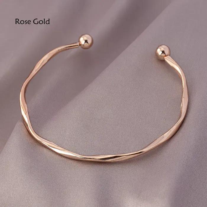 Un bracelet pour femme avec ouverture torsadée