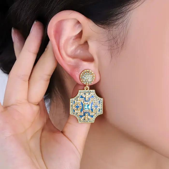 Boucles d'oreilles en émail de style français vintage, élégantes et à la mode, avec un aspect haut de gamme, présentant un motif en treillis de diamants dorés.