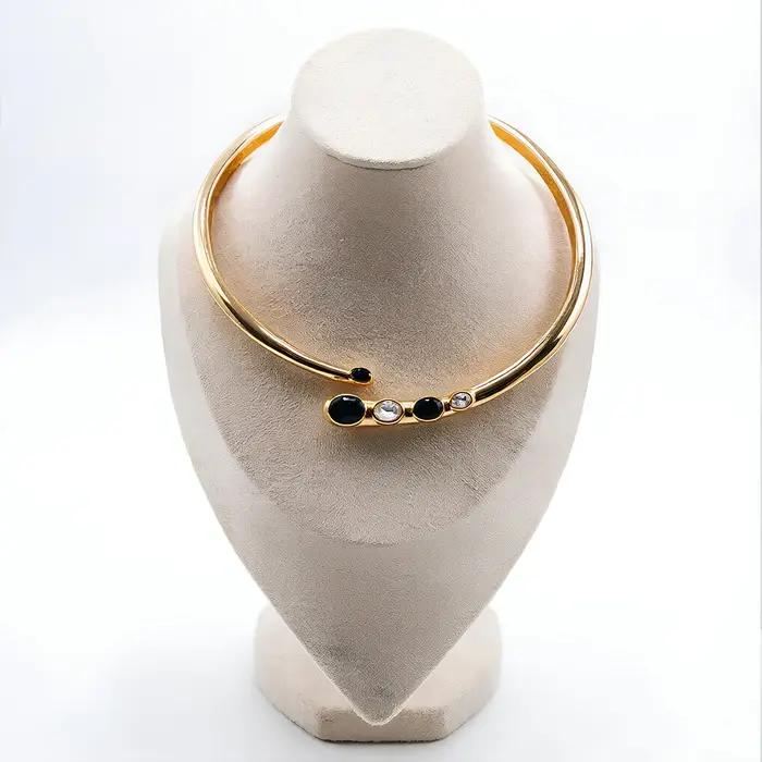 Bracelet élégant à manchette ouverte orné de cristaux