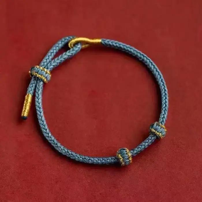 Bracelets en corde fine tricotés à la main