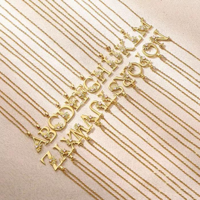 Collier initial en or fin avec pendentif fleur de marguerite