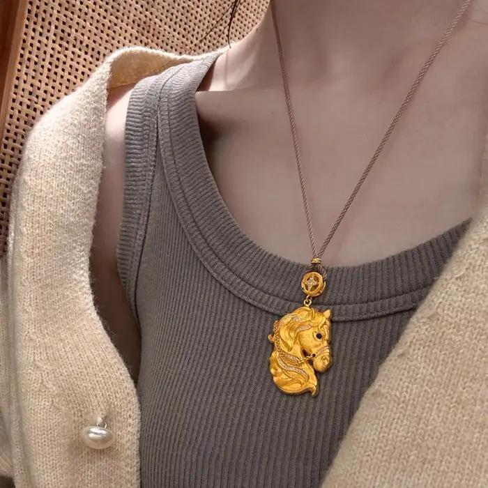 Collier pendentif cheval élégant de style palais