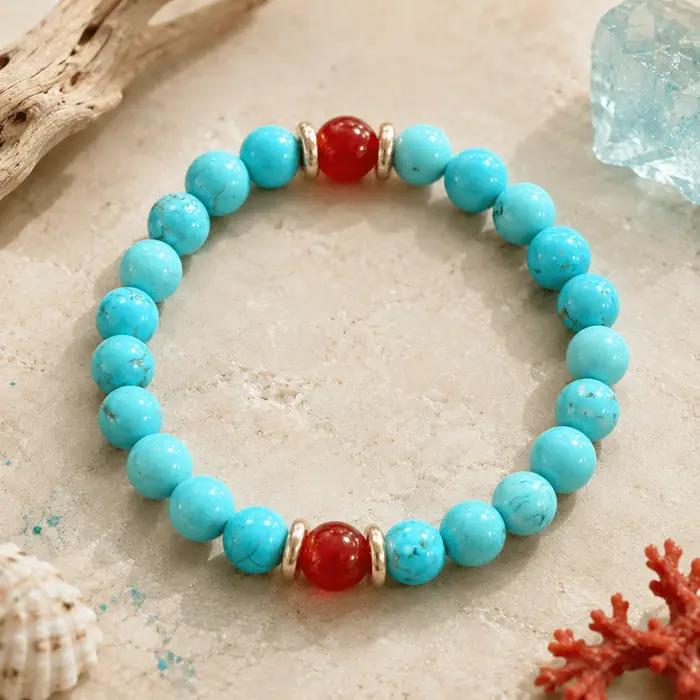 Un bracelet vintage de style bohème avec des perles rouges et vertes contrastées - parfait pour un u