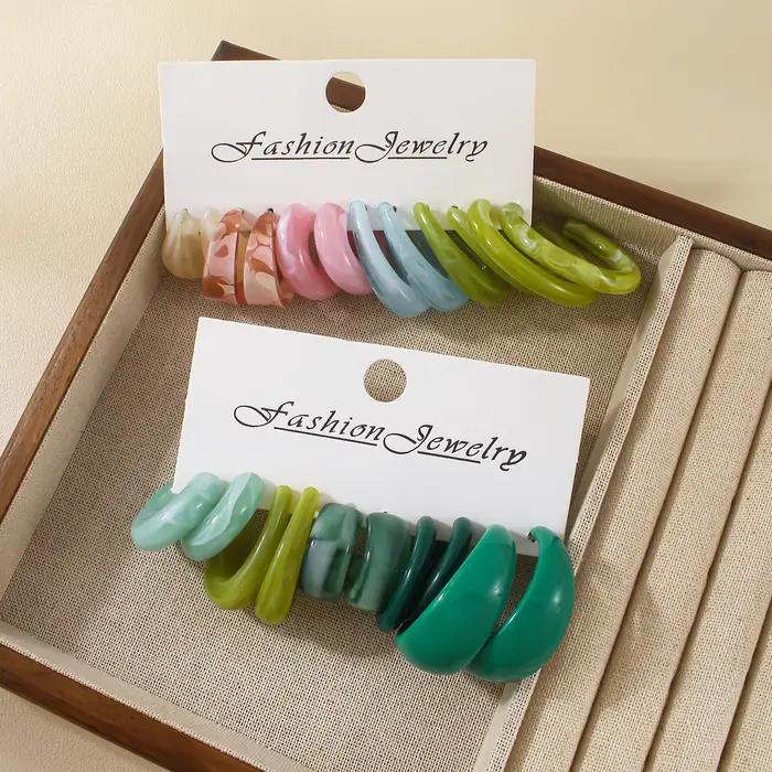 Ensemble de boucles d'oreilles pendantes en résine élégante