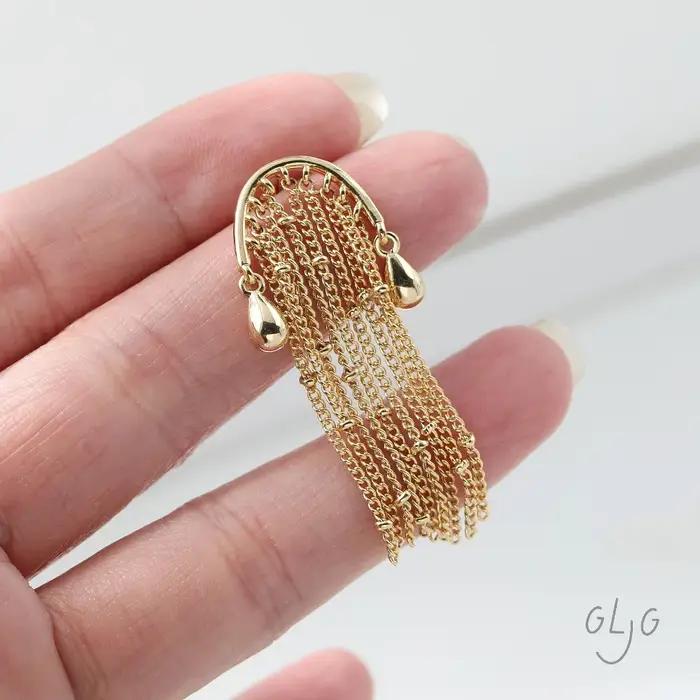 Boucles d'oreilles arquées à plusieurs trous de suspension