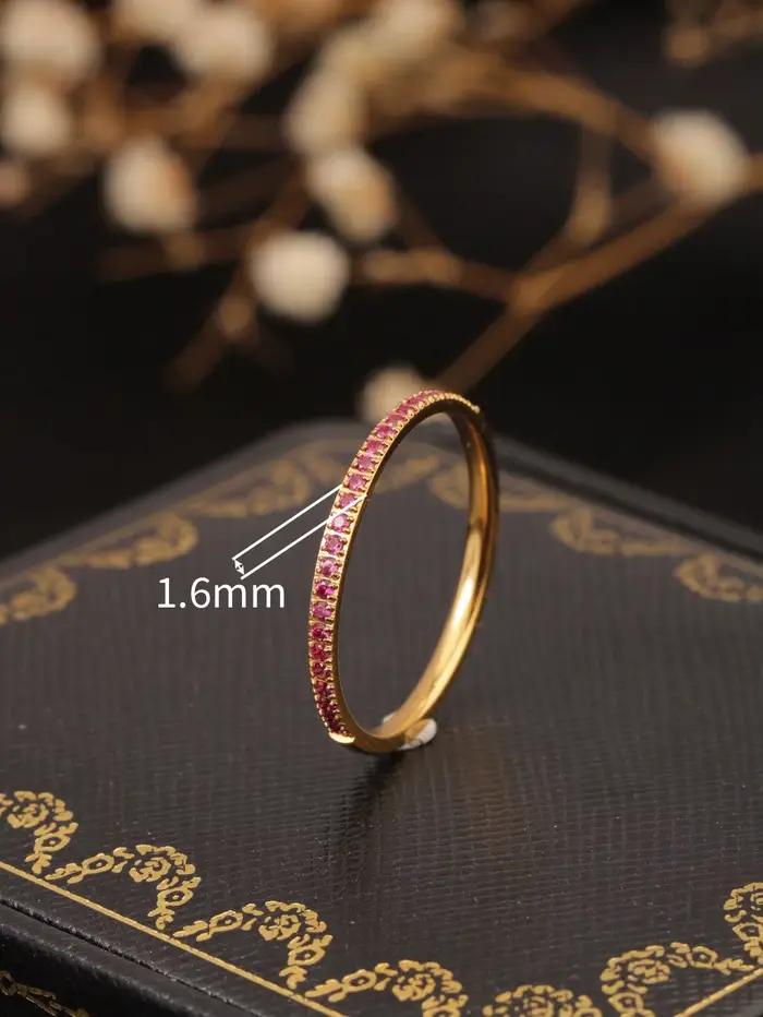 1 bague fine en acier inoxydable plaqué or 18 carats avec micro-incrustations de strass blancs et rouge rosé
