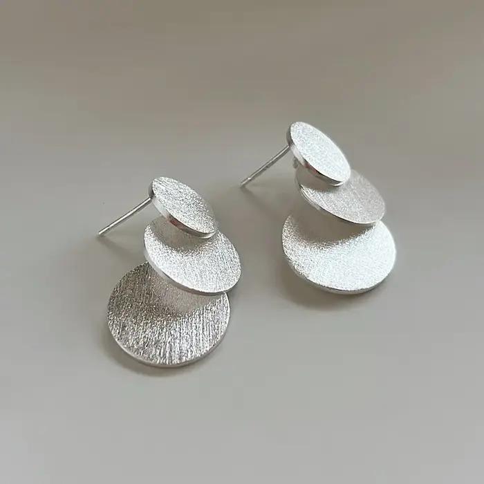 Boucles d'oreilles à clous en forme de petit disque géométrique brossé couleur argent pour femmes, b