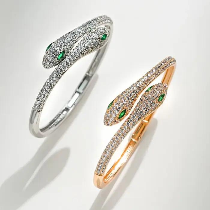 Bracelet serpent ouvert incrusté de Zircons scintillants