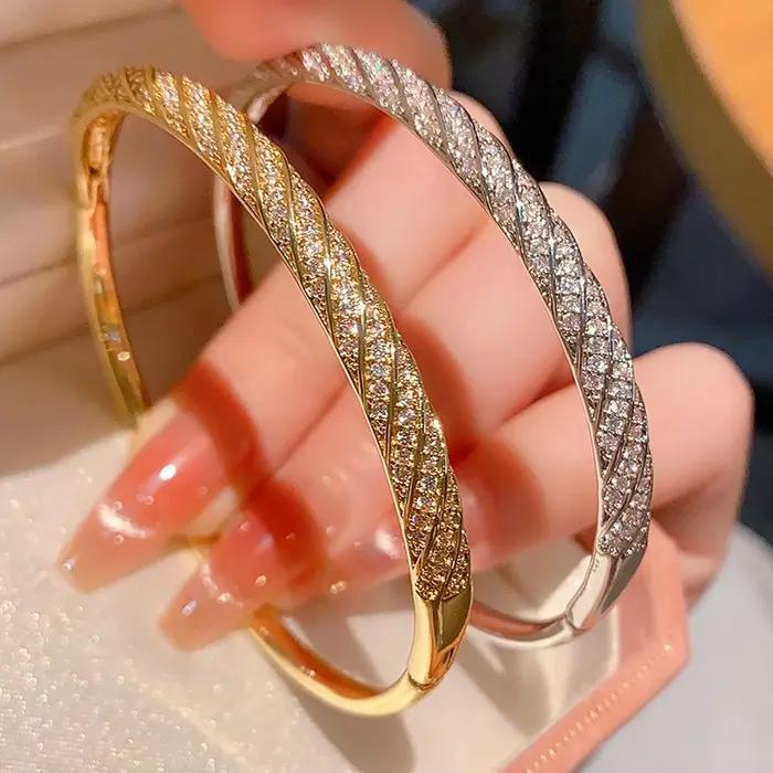 Bracelet jonc en laiton plaqué or 18 carats pour femmes élégantes avec tracker de fitness pour bureau et soirées spéciales