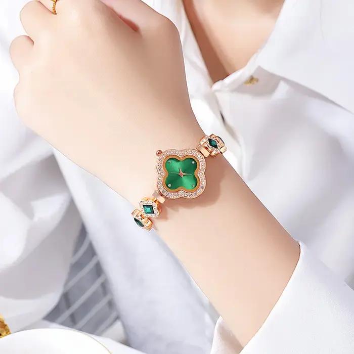 Montre bracelet trèfle avec incrustation de quartz et de diamants
