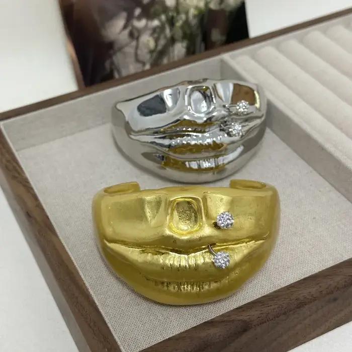 Bracelet manchette à lèvres plaqué métal pour femmes