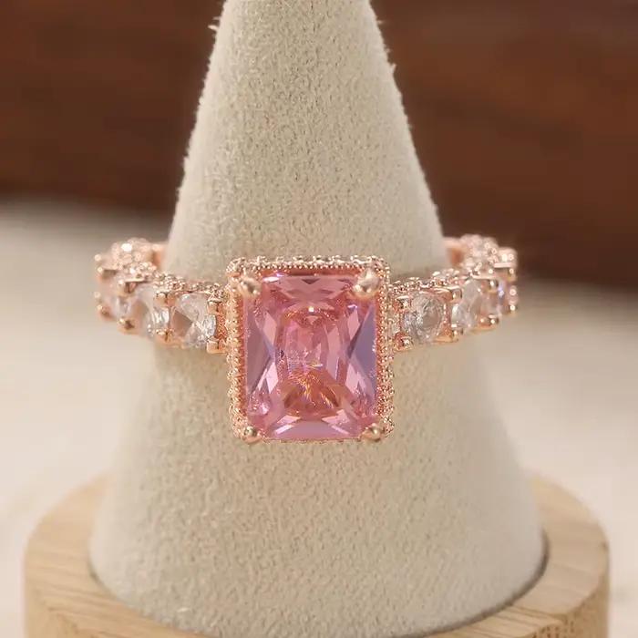 Bague élégante incrustée de zircone synthétique rose carrée pour femme