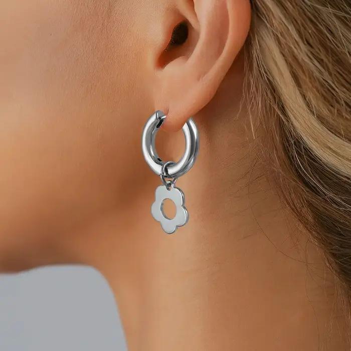 Boucles d'oreilles créoles asymétriques tendance en argent avec pendentif fleur et perle pour femme
