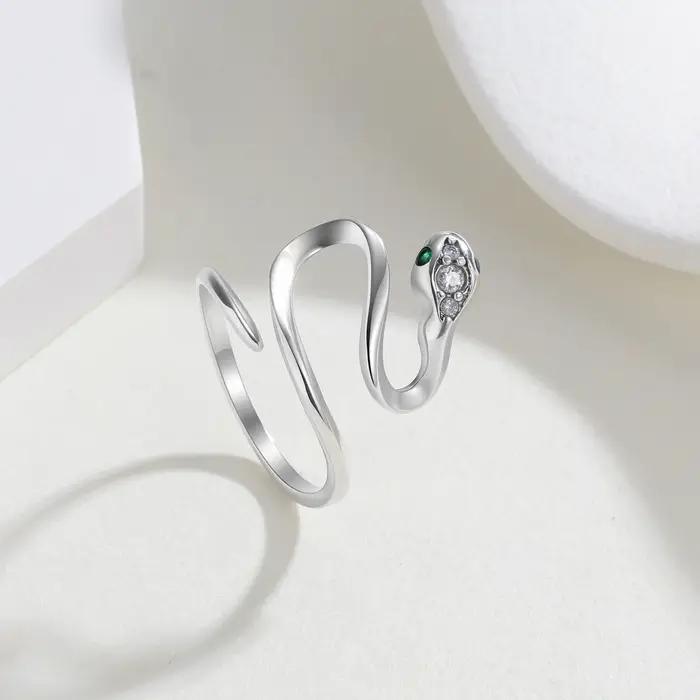 Bague ouverte en argent sterling 925 en forme de serpent torsadé avec accents verts et transparents scintillants –