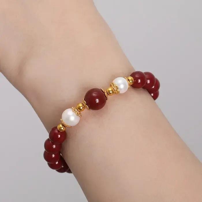 Le nouveau bracelet cinabre est simple et polyvalent, à la mode et nouveau.