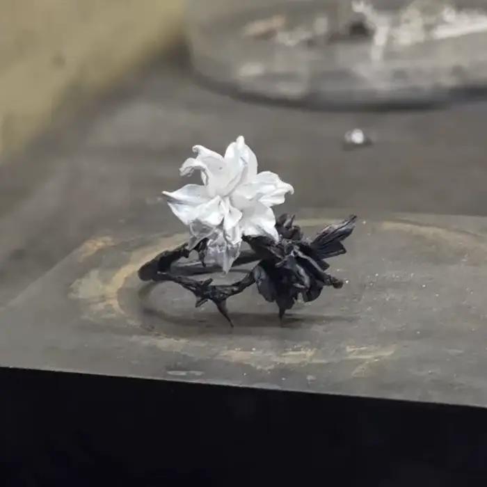 Bague fleur de mandala noire et blanche pour femme