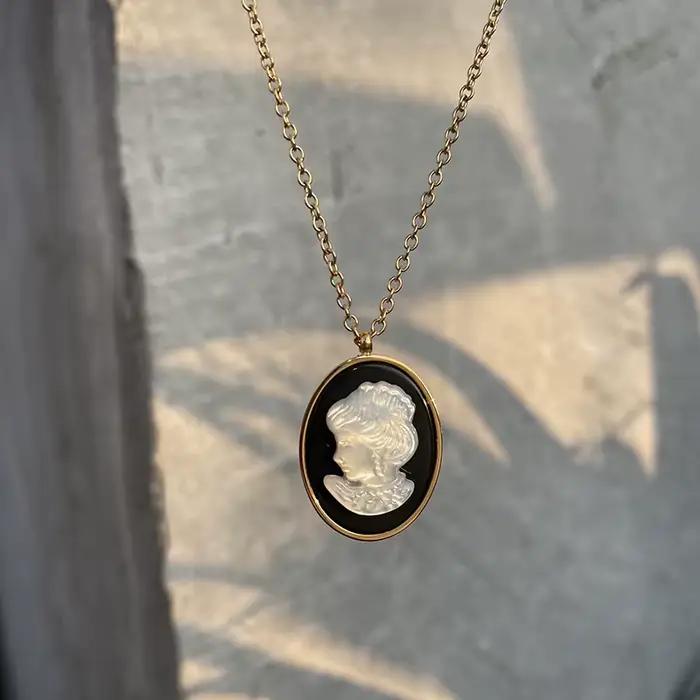 Amaiyllis Collier ras du cou en or 18 carats, style vintage, avec camée ovale en nacre, bijou de déc