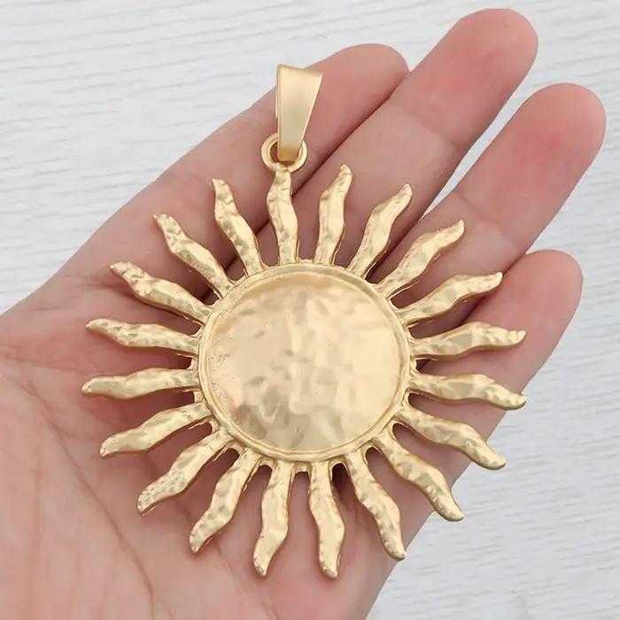 Grand pendentif tournesol couleur or mat