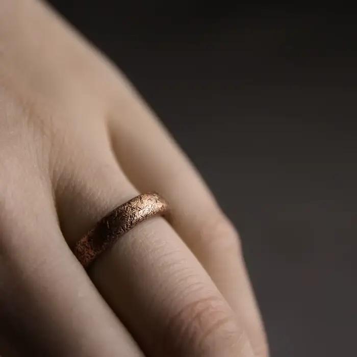 Bague en cuivre massif à Texture traitée à la main