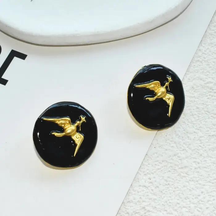 Boucles d'oreilles rondes élégantes aux motifs d'oiseaux dorés pour femmes mode et collection tendance