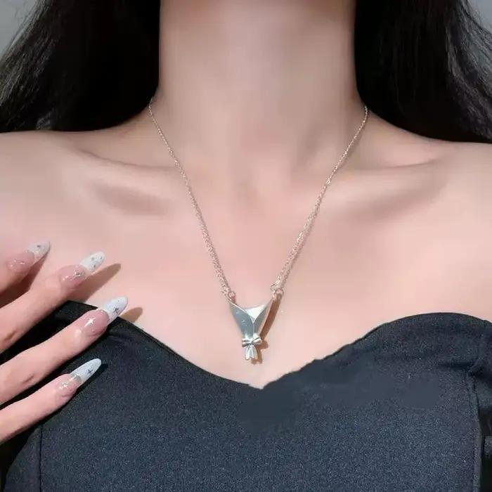 Collier pendentif élégant en forme de bouquet de fleurs pour femme