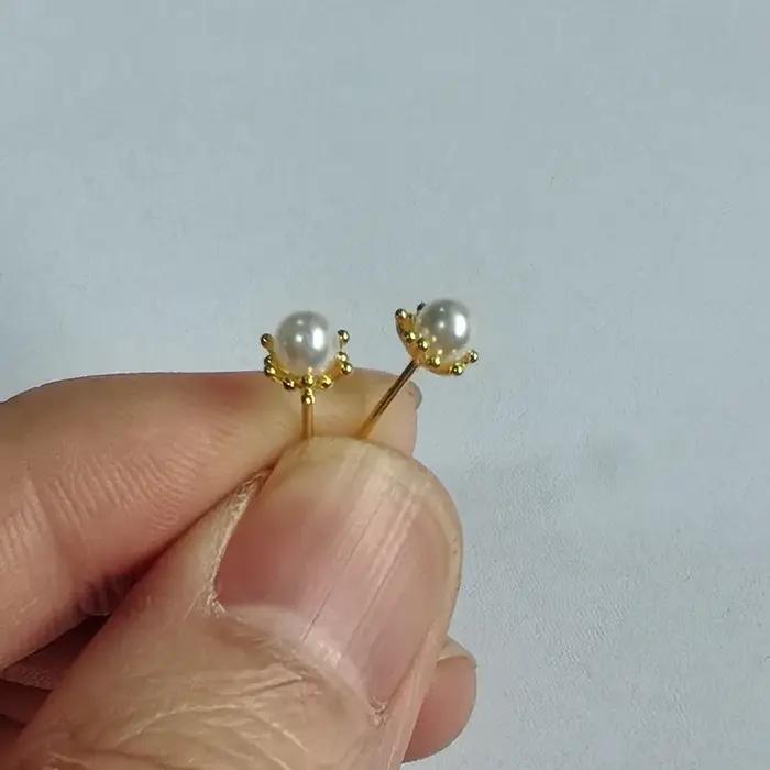 Boucles d'oreilles clous mini fleurs en perles couleur or pour femme
