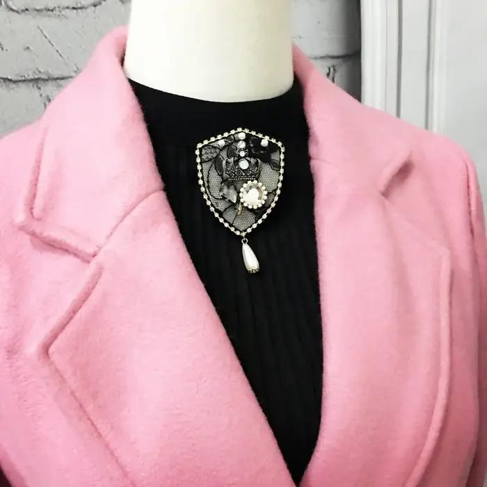Broche de couronne en nœud vintage pour femmes avec finition plaquée argent élégante pour occasions spéciales et tenues formelles