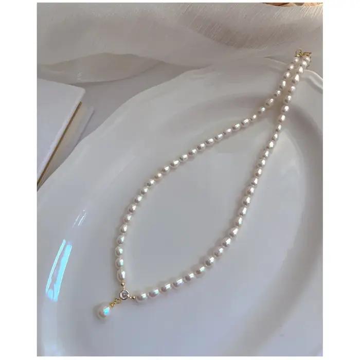 Élégant collier de perles naturelles pour femmes à la mode rétro style français léger luxe assorti tous les fermoirs en cuivre riz blanc...
