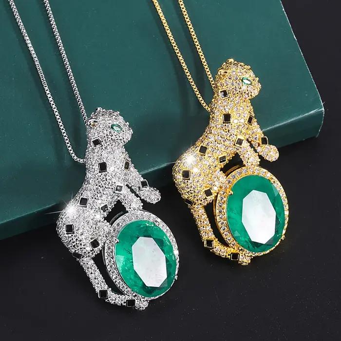 Collier pendentif léopard en pierre émeraude pour femme