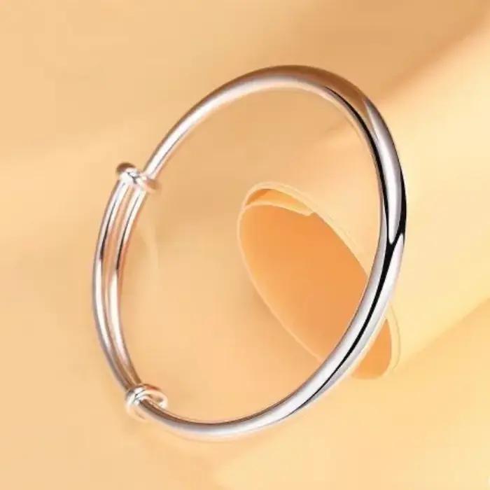 Bracelet simple personnalisable couleur argent pour femmes occasions spéciales élégance subtile sophistication quotidienne