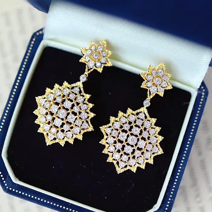 Boucles d'oreilles élégantes en dentelle dorée
