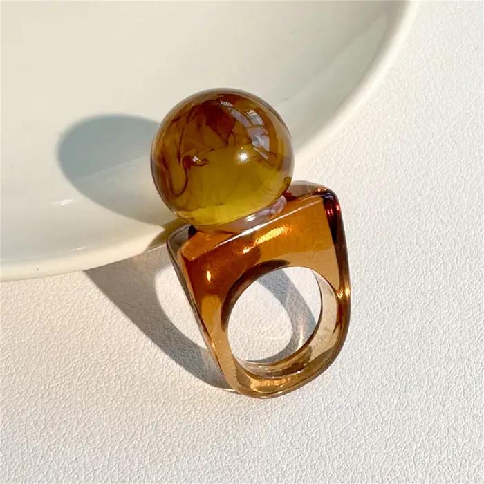 Bague en résine sphérique carrée au design classique