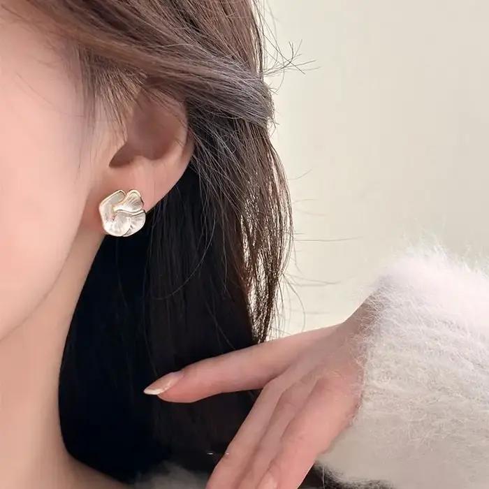 Boucles d'oreilles délicates en forme de camélia pour femmes
