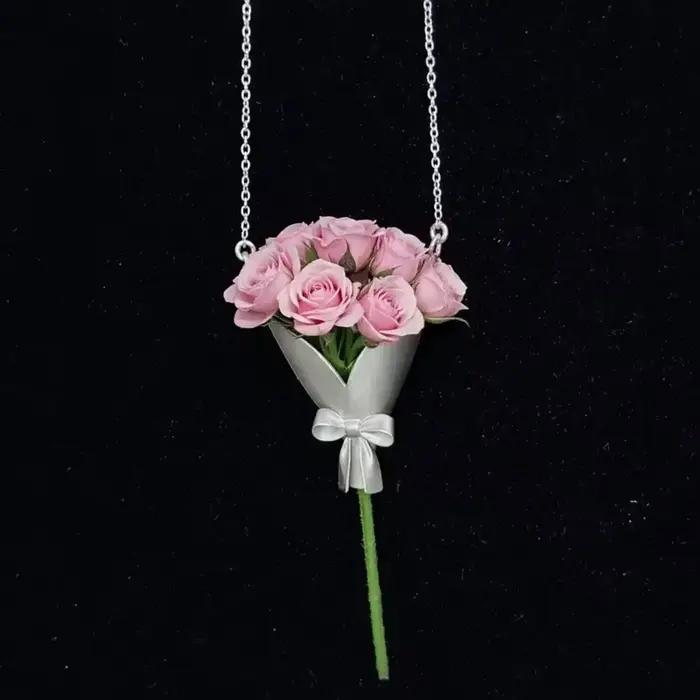 Collier pendentif élégant en forme de bouquet de fleurs pour femme