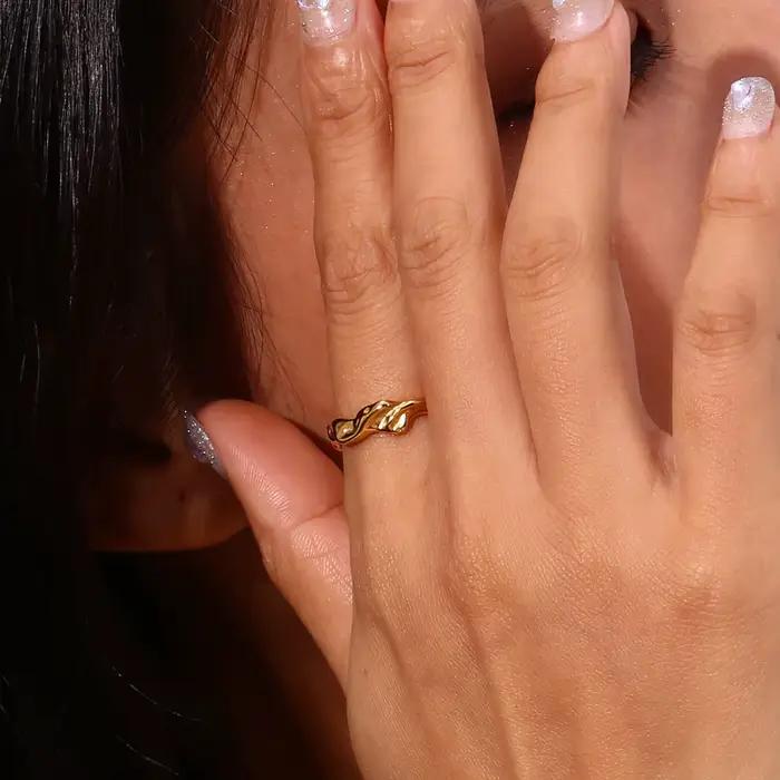 Bague en acier inoxydable plaquée or 18 carats élégante et hypoallergénique pour femmes occasions spéciales minimaliste design moderne et durable