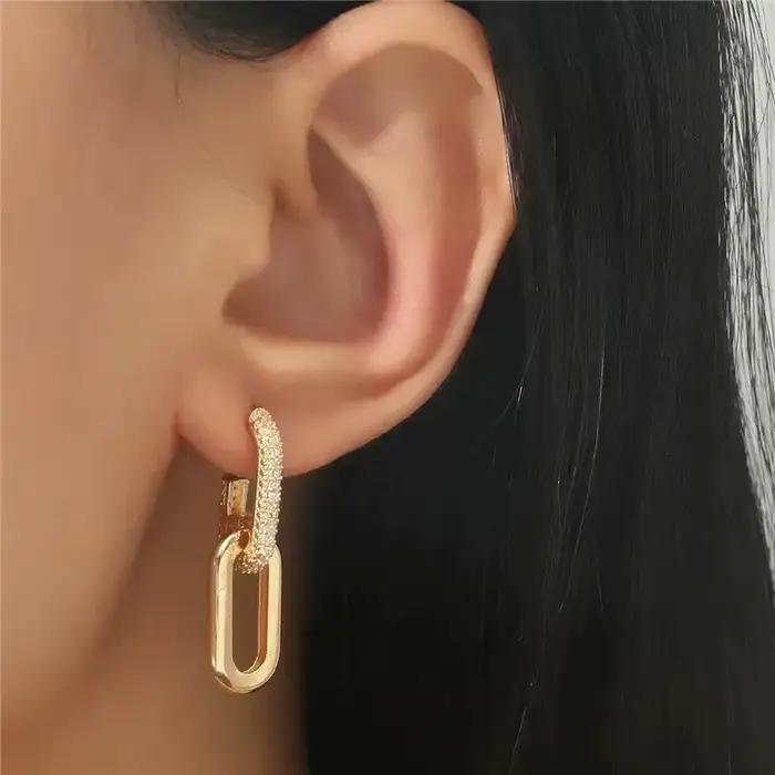 Boucles d'oreilles pendantes couleur or avec décor en Zircon brillant