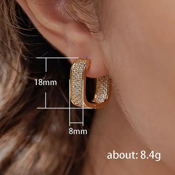 Boucles d'oreilles brillantes en diamant pour femmes bijoux de luxe simples en or argent à la mode pour les occasions spéciales nouvelles collections 2024