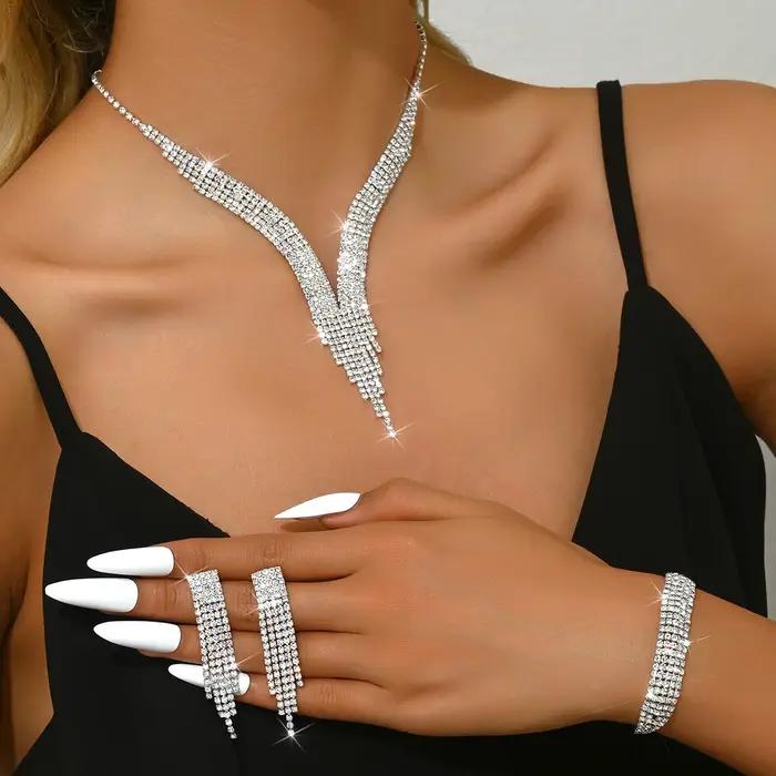 Ensemble collier, boucles d'oreilles et bracelet ultra-brillants entièrement sertis de diamants