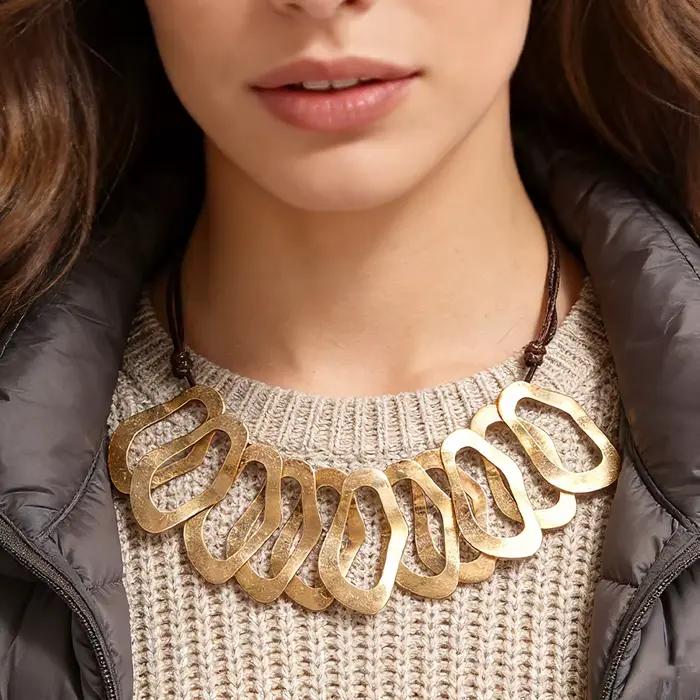 Collier bib minimaliste à motif vague