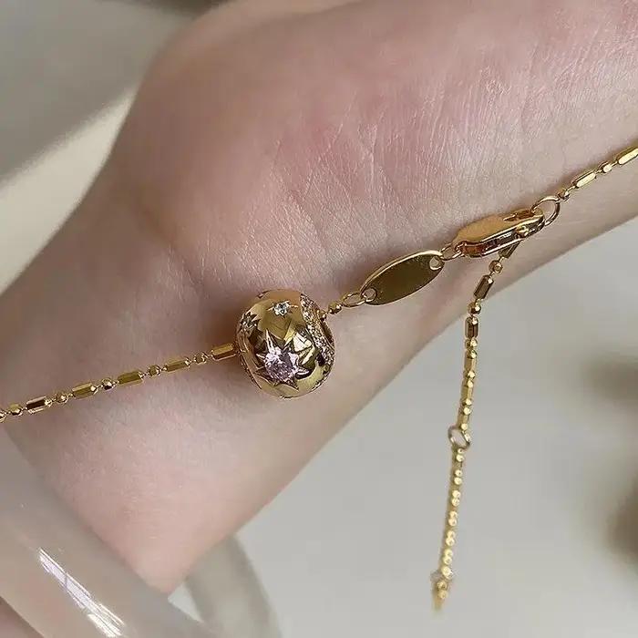 Collier classique brillant avec incrustation de perles rondes et étoiles en diamant