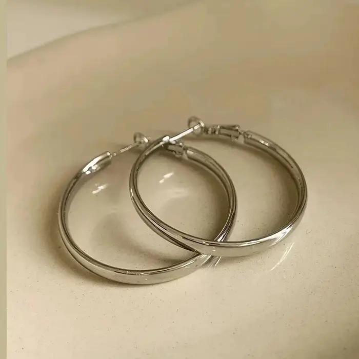 Grandes boucles d'oreilles plates à la mode pour femmes