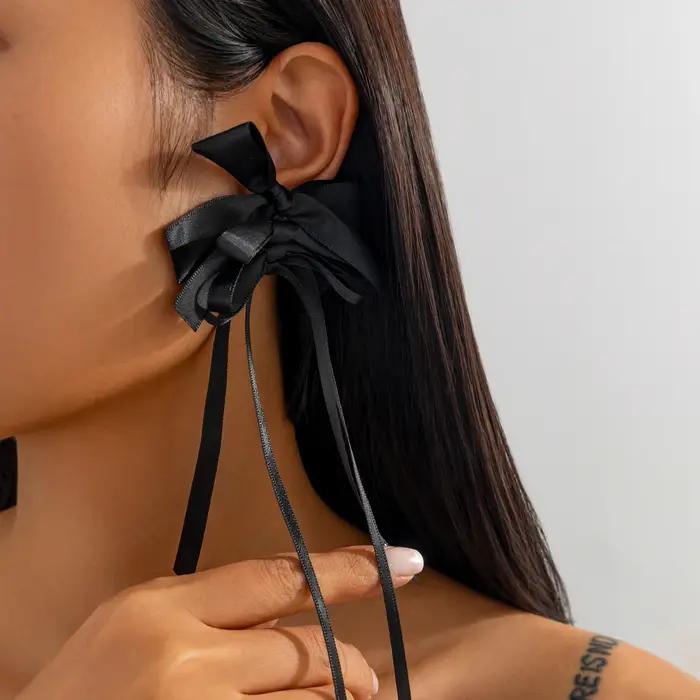 Boucles d'oreilles punk en métal avec design géométrique or jaune clair plaqué rhodium pour femmes occassions spéciales elegance style moderne